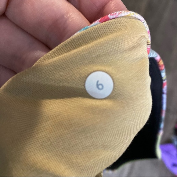 Lululemon Wunder Under Crop full on Luon
reversible to solid black size 6 - Picture 9 of 9